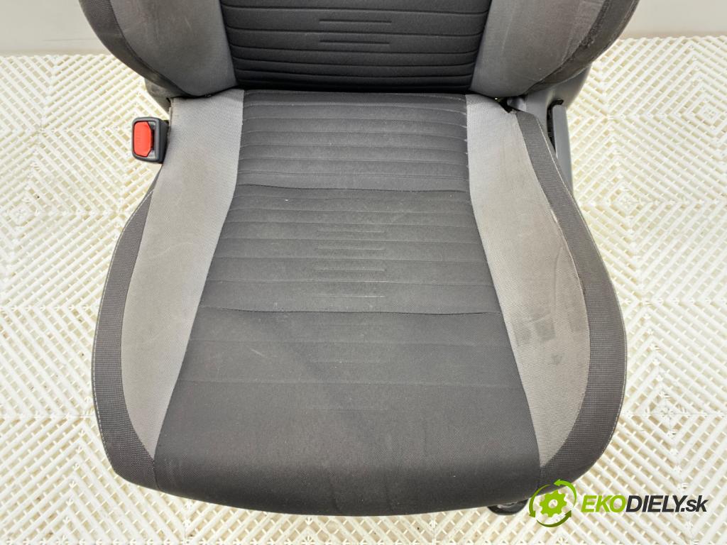 TOYOTA AURIS II Kombi 2017 73 kW 1.8 Hybrid (ZWE186_) 1798 Sedadlo ľavy predný