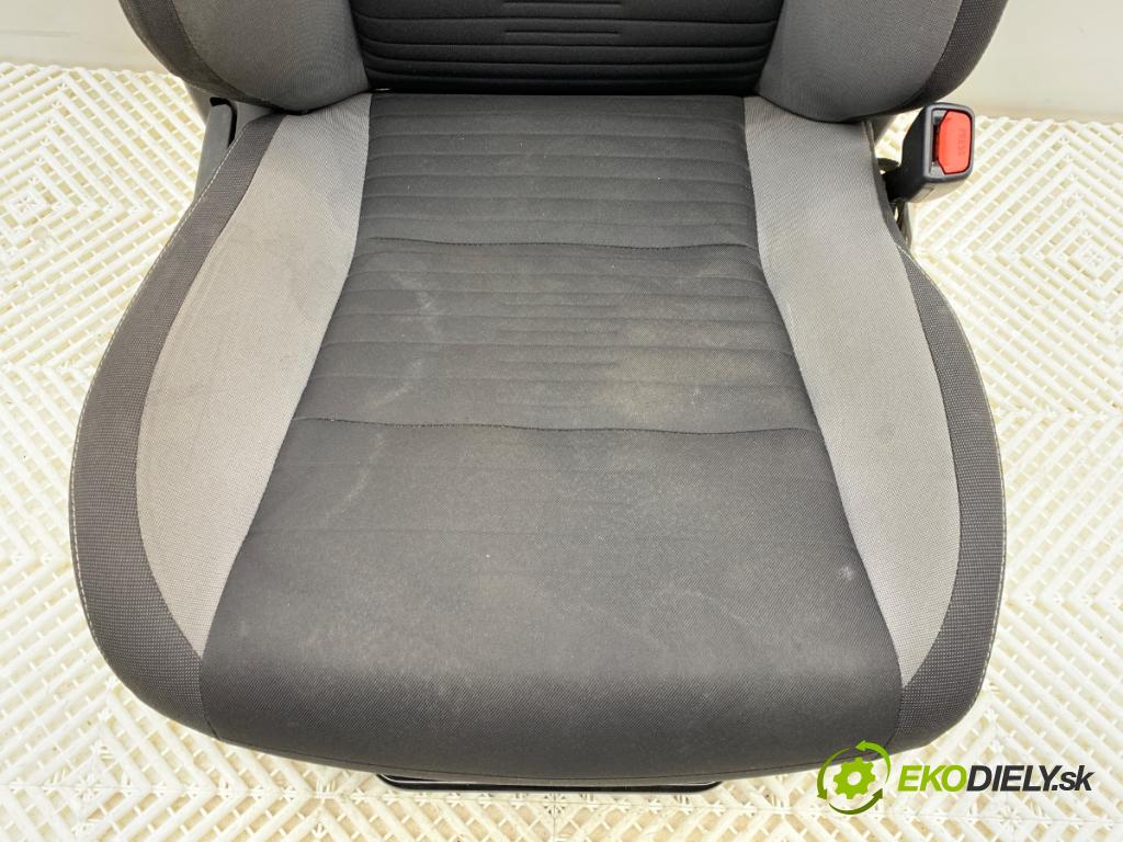 TOYOTA AURIS II Kombi 2017 73 kW 1.8 Hybrid (ZWE186_) 1798 Sedadlo pravy predný
