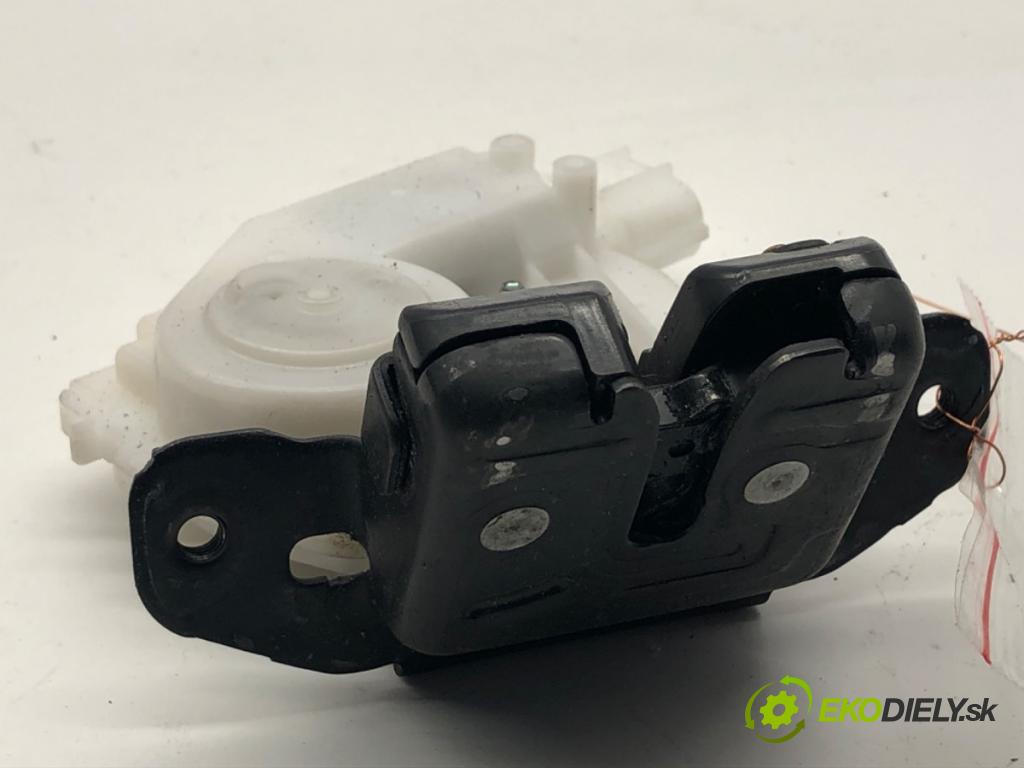 TOYOTA AURIS II Kombi 2017 73 kW 1.8 Hybrid (ZWE186_) 1798 zámok dveří zadní část 