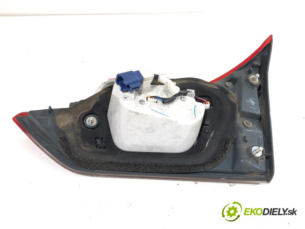 TOYOTA AURIS II Kombi 2017 73 kW 1.8 Hybrid (ZWE186_) 1798 Svetlo zad ľavá strana vnútorná  (Kľučka dverí ostatné)