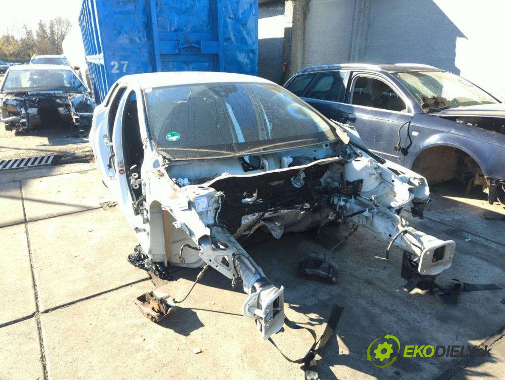 VOLVO V40 liftback 2015 88 kW D2 1969 karoséria ČTVRŤÁK: Blatník zad ľavy pravy prah strecha PODŁUŻNICA ľavy pravy 