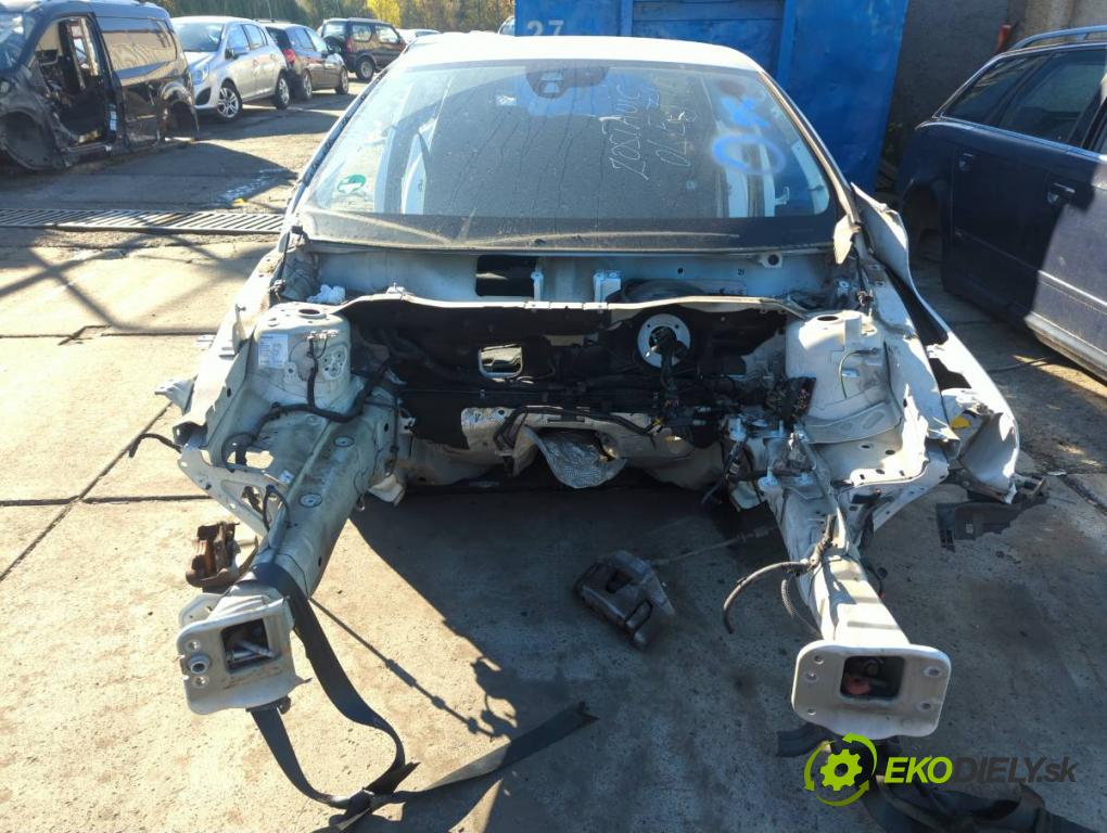 VOLVO V40 liftback 2015 88 kW D2 1969 karoséria ČTVRŤÁK: Blatník zad ľavy pravy prah strecha PODŁUŻNICA ľavy pravy