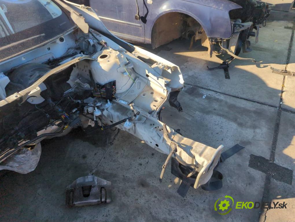 VOLVO V40 liftback 2015 88 kW D2 1969 karoséria ČTVRŤÁK: Blatník zad ľavy pravy prah strecha PODŁUŻNICA ľavy pravy