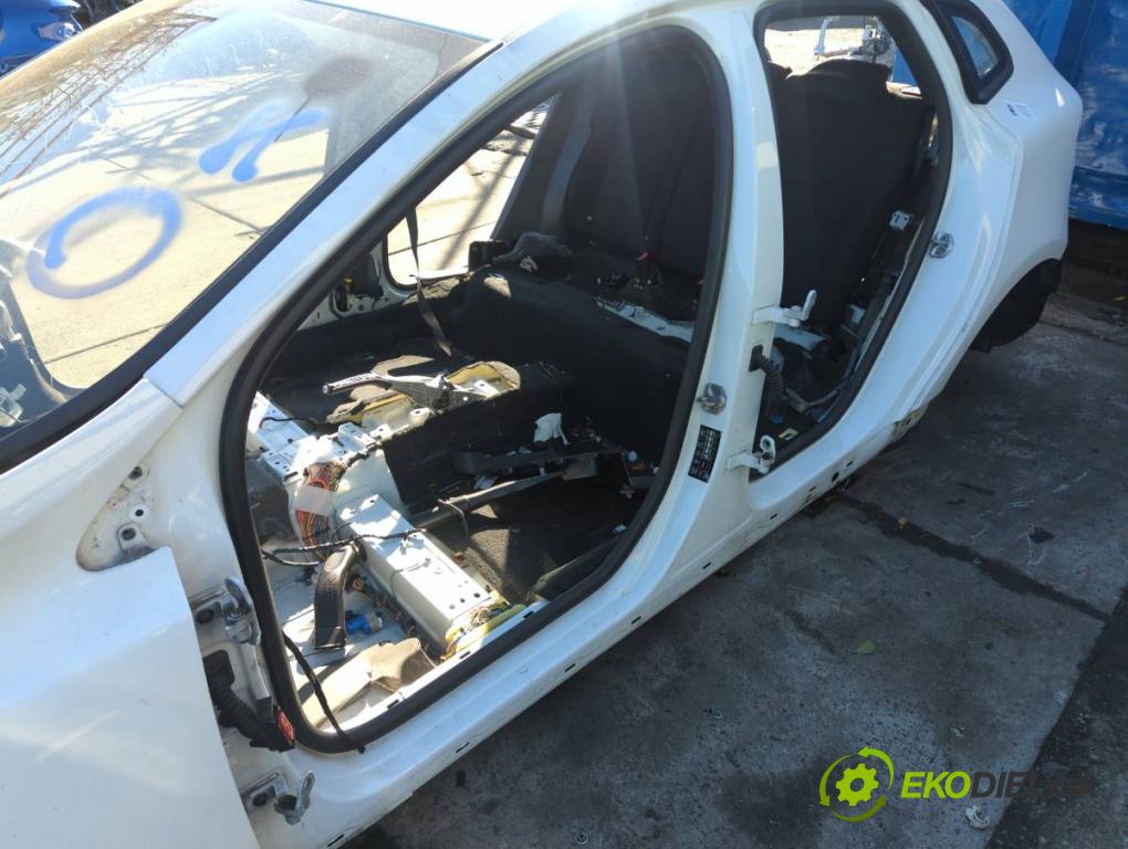 VOLVO V40 liftback 2015 88 kW D2 1969 karoséria ČTVRŤÁK: Blatník zad ľavy pravy prah strecha PODŁUŻNICA ľavy pravy
