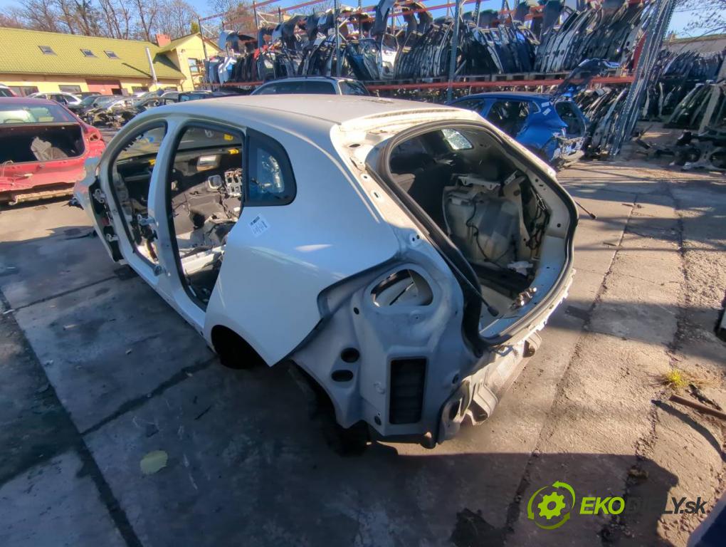 VOLVO V40 liftback 2015 88 kW D2 1969 karoséria ČTVRŤÁK: Blatník zad ľavy pravy prah strecha PODŁUŻNICA ľavy pravy