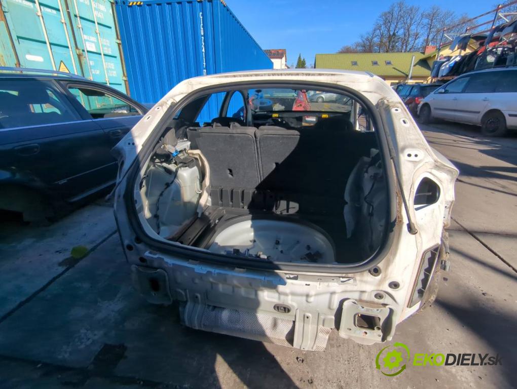VOLVO V40 liftback 2015 88 kW D2 1969 karoséria ČTVRŤÁK: Blatník zad ľavy pravy prah strecha PODŁUŻNICA ľavy pravy