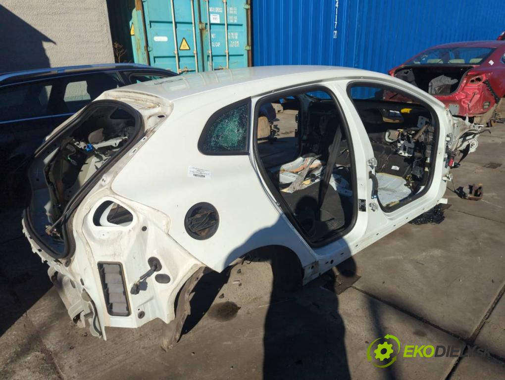 VOLVO V40 liftback 2015 88 kW D2 1969 karoséria ČTVRŤÁK: Blatník zad ľavy pravy prah strecha PODŁUŻNICA ľavy pravy