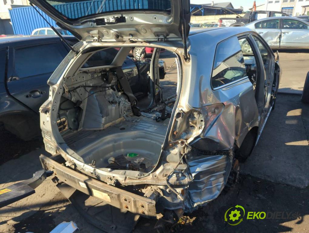 TOYOTA AURIS II Kombi 2017 73 kW 1.8 Hybrid (ZWE186_) 1798 karoséria ČTVRŤÁK: Blatník zad ľavy pravy prah strecha PODŁUŻNICA ľavy pravy