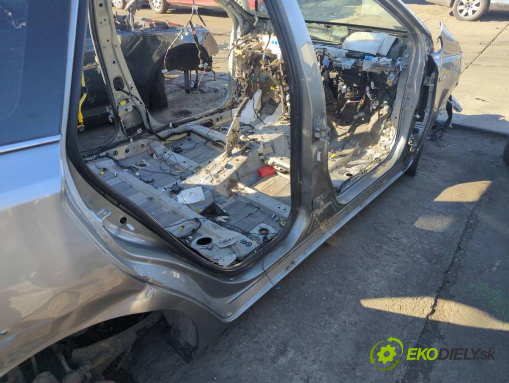 TOYOTA AURIS II Kombi 2017 73 kW 1.8 Hybrid (ZWE186_) 1798 karoséria ČTVRŤÁK: Blatník zad ľavy pravy prah strecha PODŁUŻNICA ľavy pravy