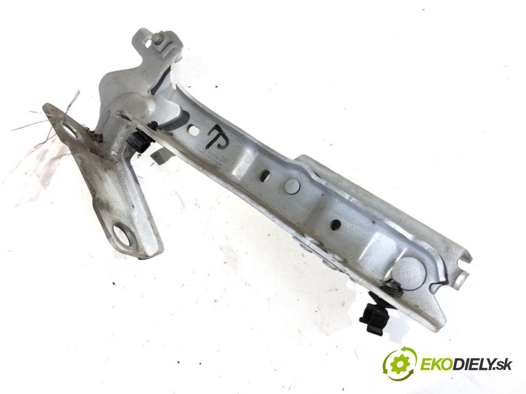VOLVO V40 liftback 2015 88 kW D2 1969 Záves kapoty pravy predný 31442085