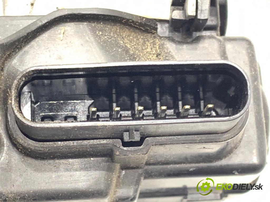 VOLVO V40 liftback 2015 88 kW D2 1969 zámok Dvere pravy zad 31440398