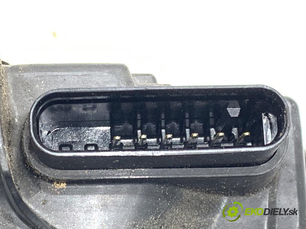 VOLVO V40 liftback 2015 88 kW D2 1969 zámok Dvere ľavy zad 31440397