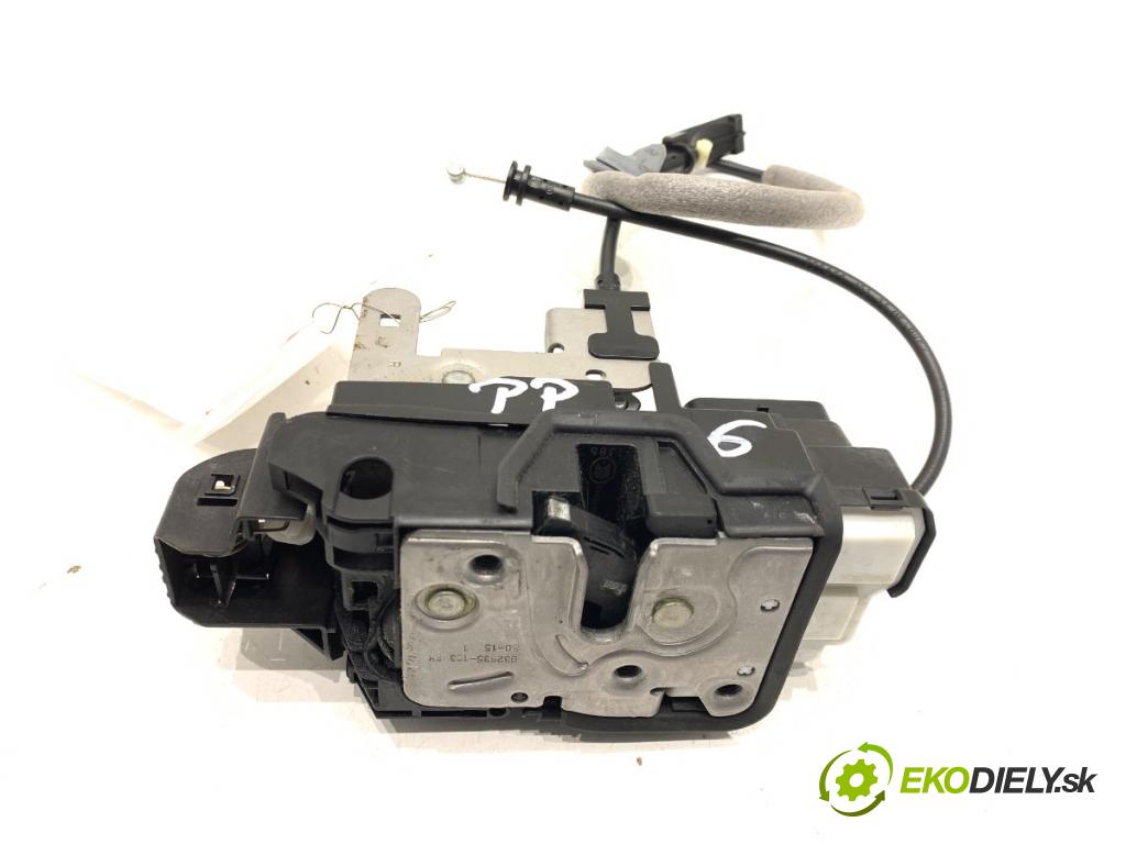 VOLVO V40 liftback 2015 88 kW D2 1969 zámok Dvere pravy predný 31440390