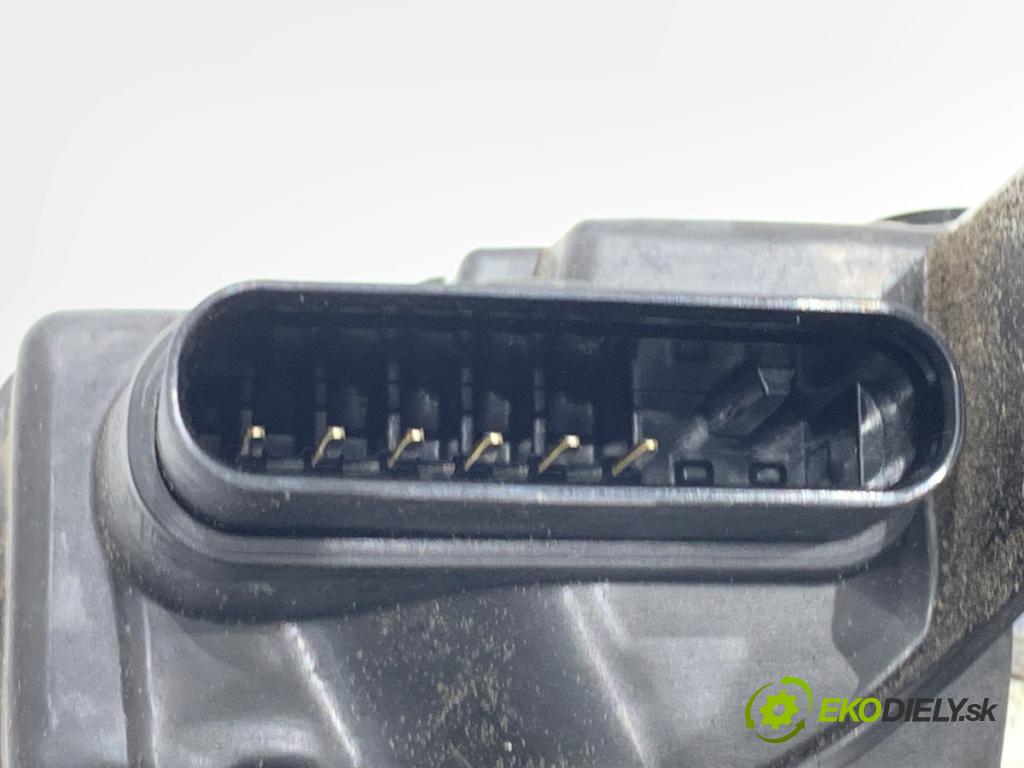 VOLVO V40 liftback 2015 88 kW D2 1969 zámok Dvere pravy predný 31440390
