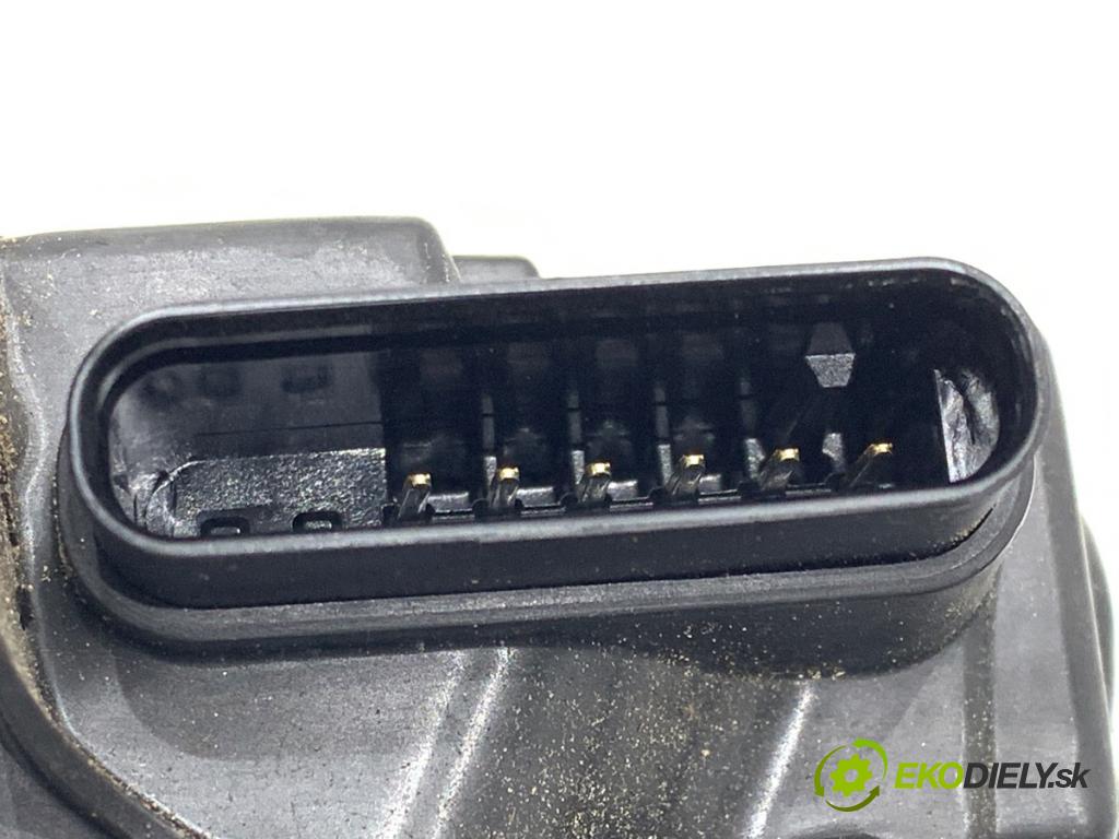 VOLVO V40 liftback 2015 88 kW D2 1969 zámok Dvere ľavy predný 31440389