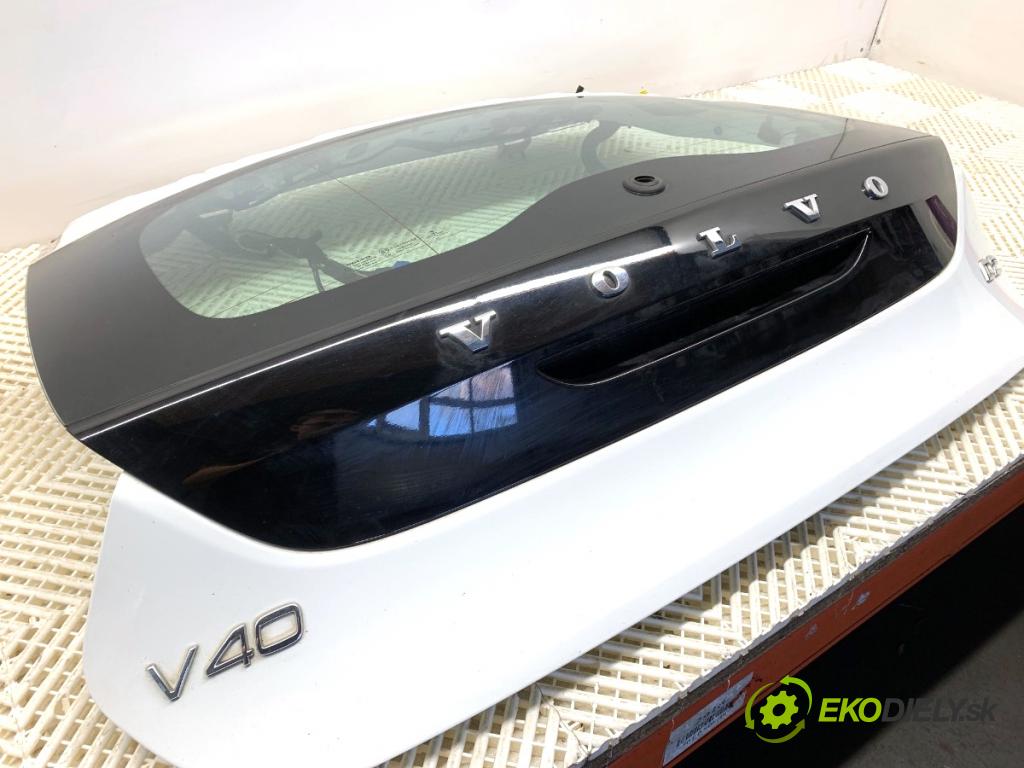 VOLVO V40 liftback 2015 88 kW D2 1969 kapota zad