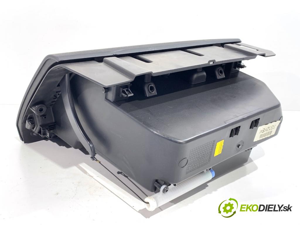 VOLVO V40 liftback 2015 88 kW D2 1969 Priehradka, kastlík spolujazdca 8632803 (Priehradka (kastlík))