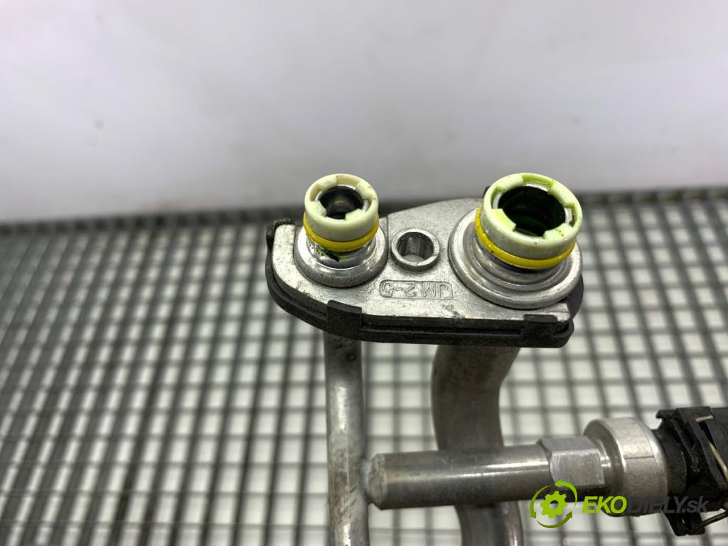 VOLVO V40 liftback 2015 88 kW D2 1969 rúrka klimatizace  (Trubka klimatizace)