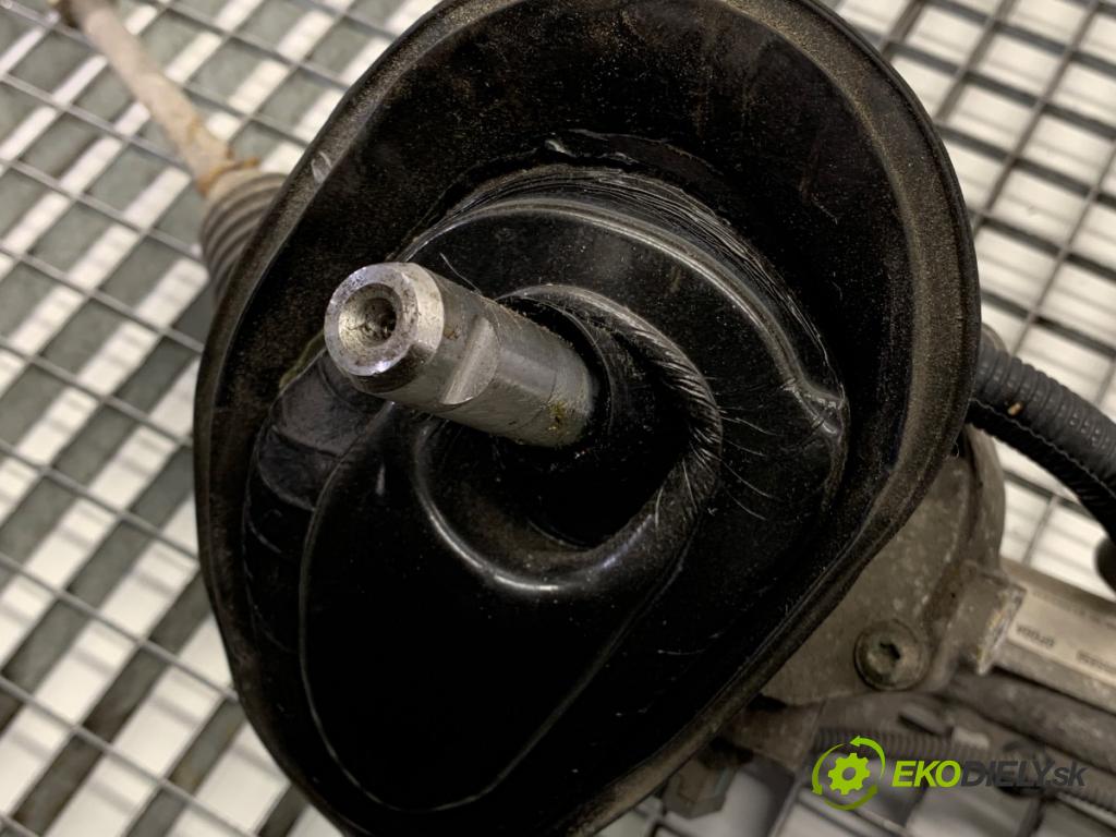 VOLVO V40 liftback 2015 88 kW D2 1969 řízení (Řízení)