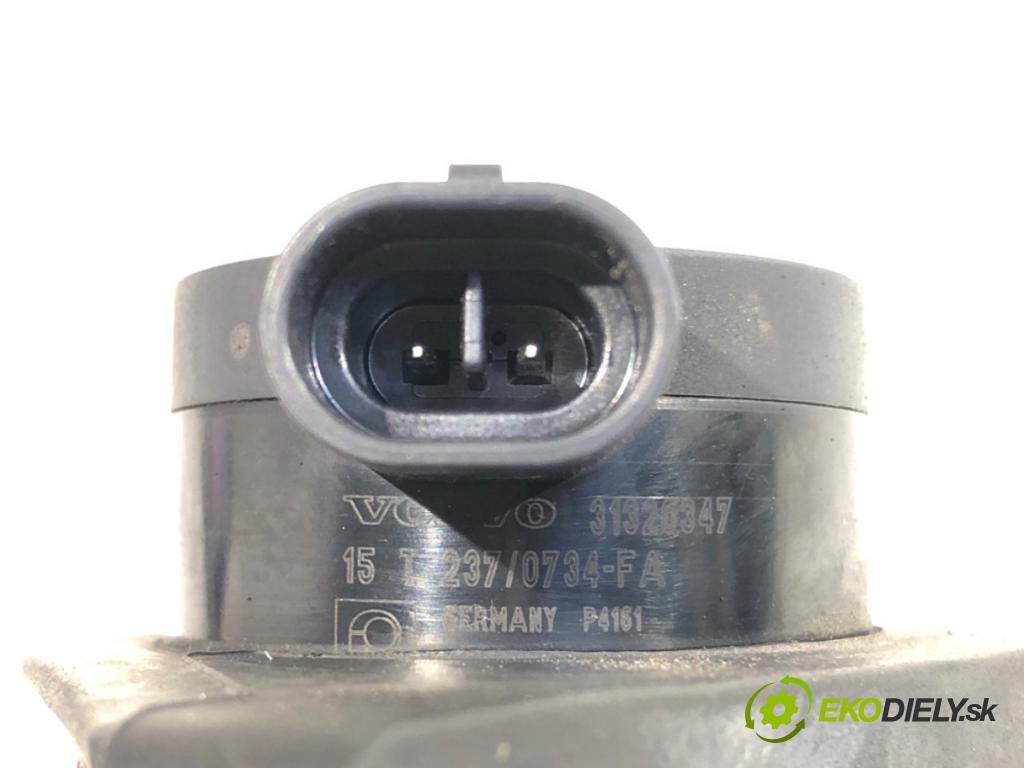 VOLVO V40 liftback 2015 88 kW D2 1969 DALŠÍ: pumpa vody 31320347 (Vodní pumpa)