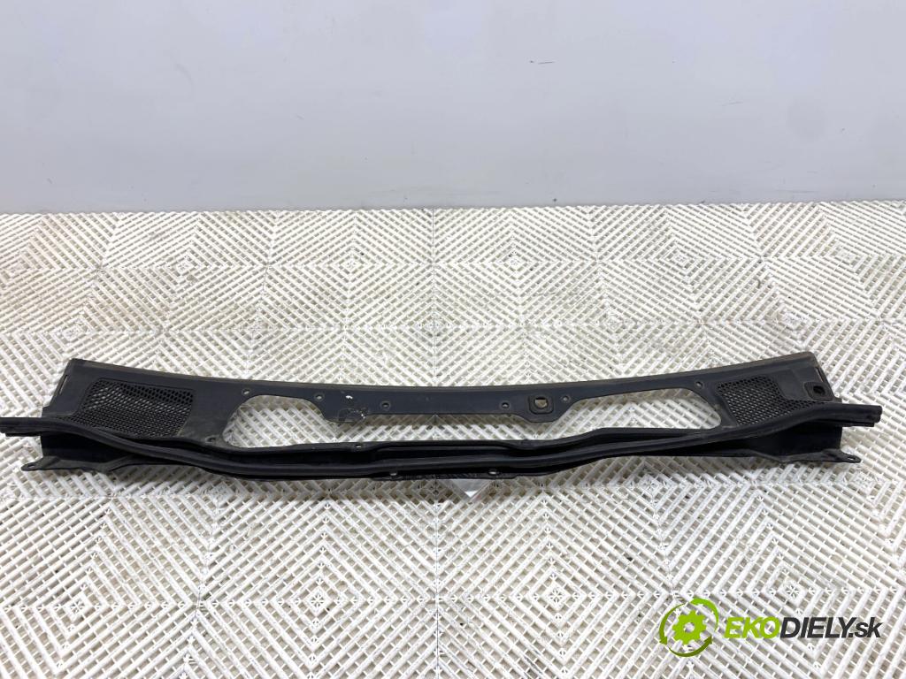 VOLVO V40 liftback 2015 88 kW D2 1969 torpédo plast pod čelní okno 31278103 (Plast pod čelním sklem)