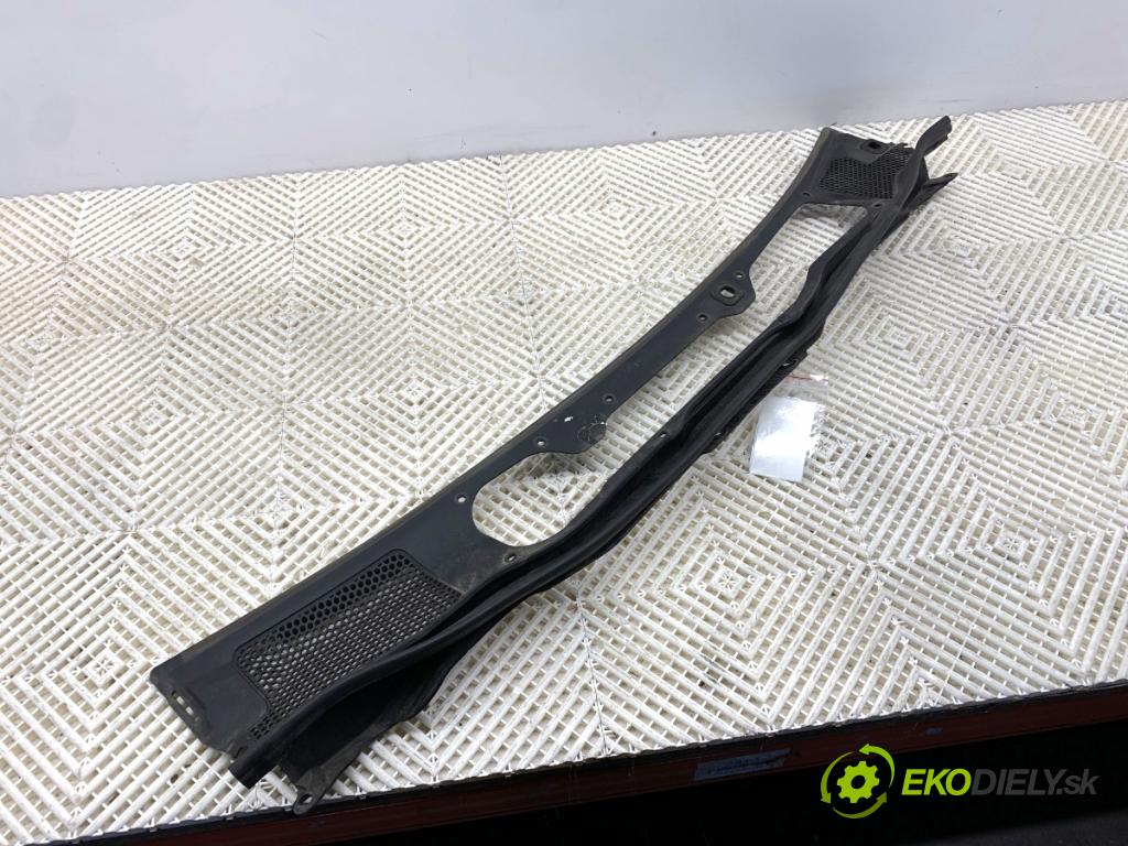 VOLVO V40 liftback 2015 88 kW D2 1969 torpédo plast pod čelní okno 31278103 (Plast pod čelním sklem)