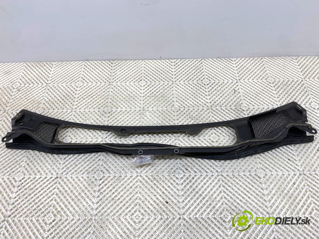 VOLVO V40 liftback 2015 88 kW D2 1969 torpédo plast pod čelní okno 31278103 (Plast pod čelním sklem)