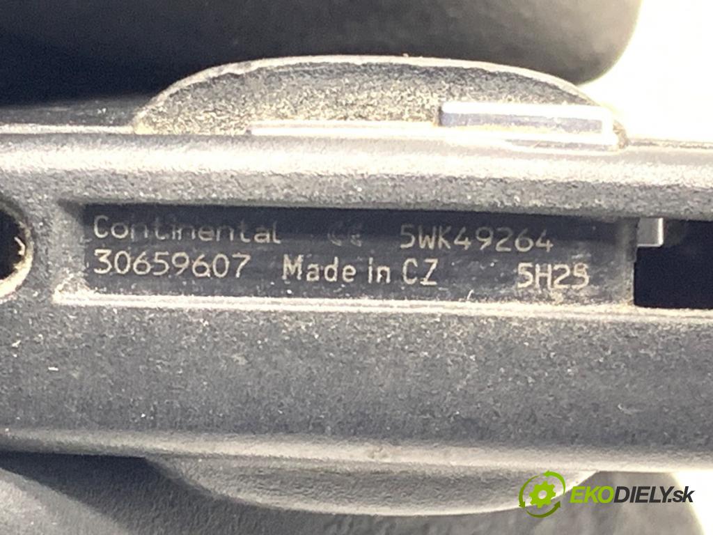 VOLVO V40 liftback 2015 88 kW D2 1969 kľúč 30659607