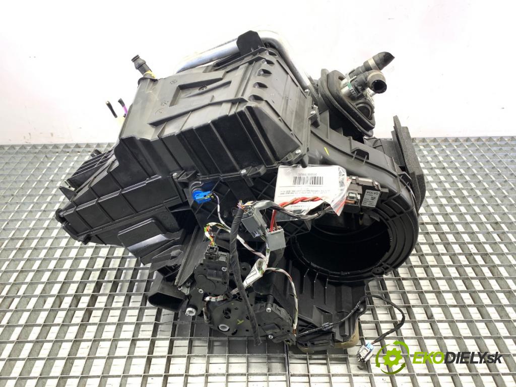 VOLVO V40 liftback 2015 88 kW D2 1969 Výhrevné teleso, radiátor kúrenia KOMBAJN 31455204
