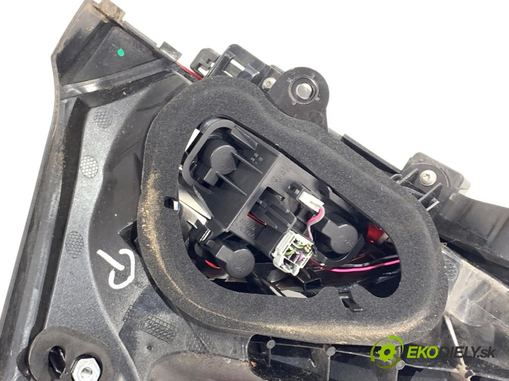 VOLVO V40 liftback 2015 88 kW D2 1969 Svetlo pravy zad 31395845