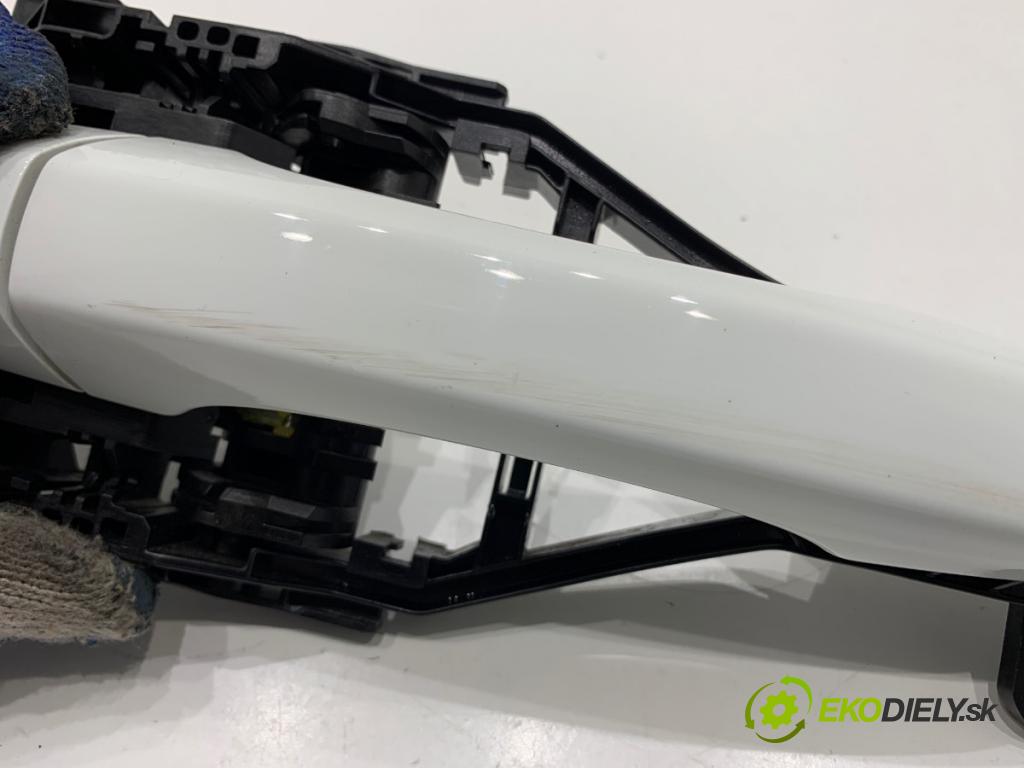 VOLVO V40 liftback 2015 88 kW D2 1969 Kľučka vonkajšia pravy predný 31440085
