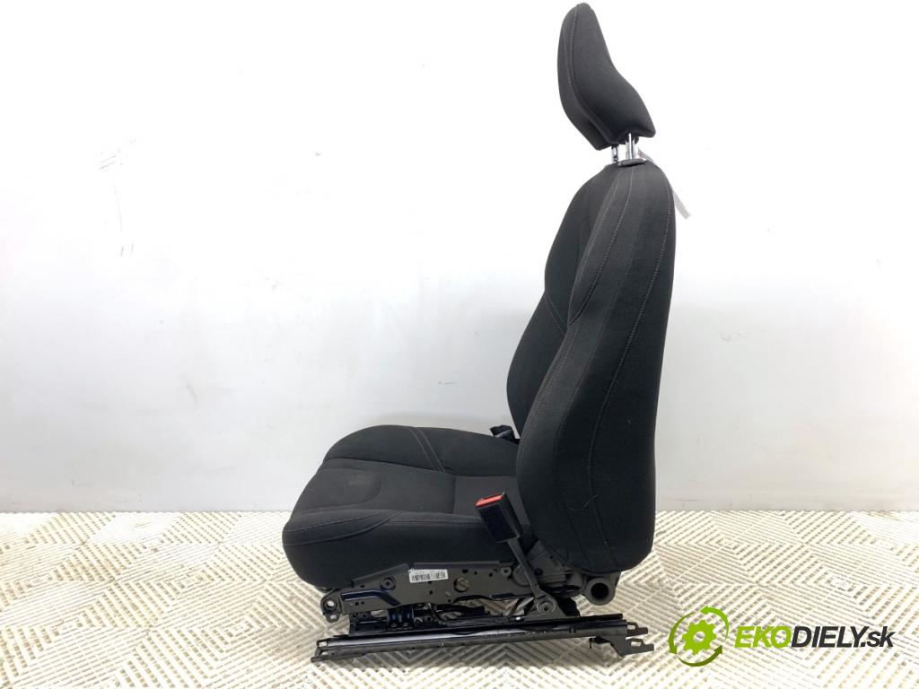 VOLVO V40 liftback 2015 88 kW D2 1969 Sedadlo pravy predný