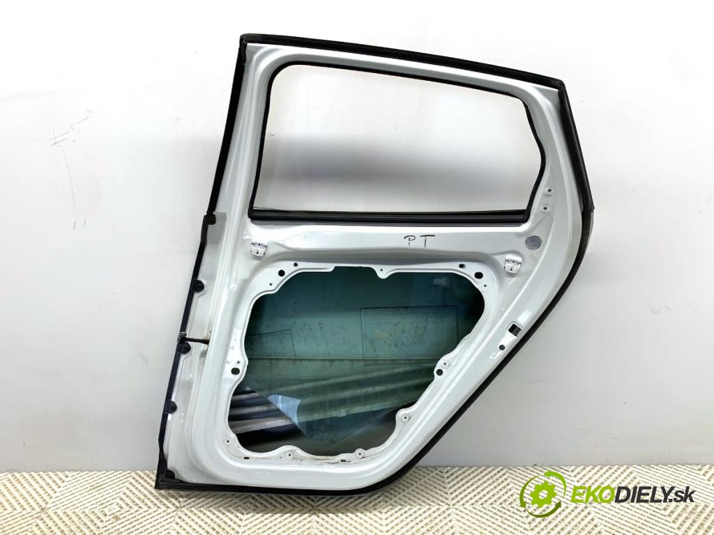 VOLVO V40 liftback 2015 88 kW D2 1969 Dvere pravy zad