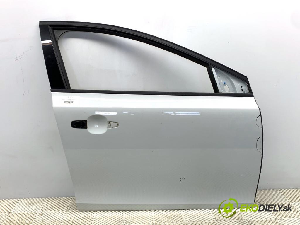 VOLVO V40 liftback 2015 88 kW D2 1969 Dvere pravy predný 