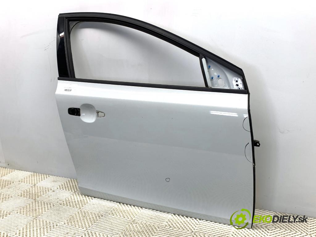 VOLVO V40 liftback 2015 88 kW D2 1969 Dvere pravy predný