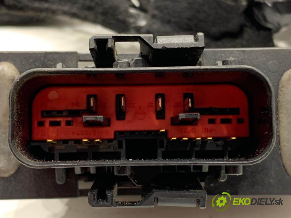 VOLVO V40 liftback 2015 88 kW D2 1969 káblovačka dveře přední část levý 31334092