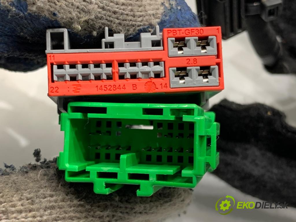 VOLVO V40 liftback 2015 88 kW D2 1969 káblovačka dveře přední část levý 31334092