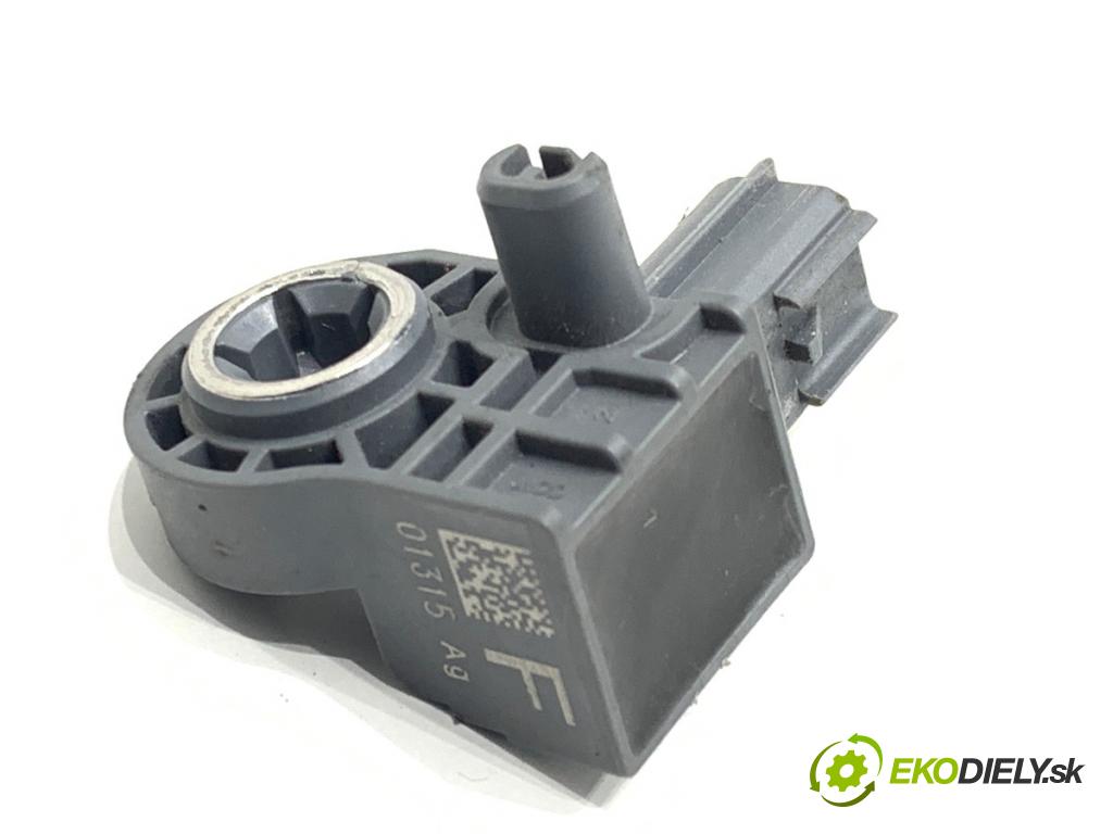 VOLVO V40 liftback 2015 88 kW D2 1969 Snímač nárazu 31387891 (Snímač nárazu)