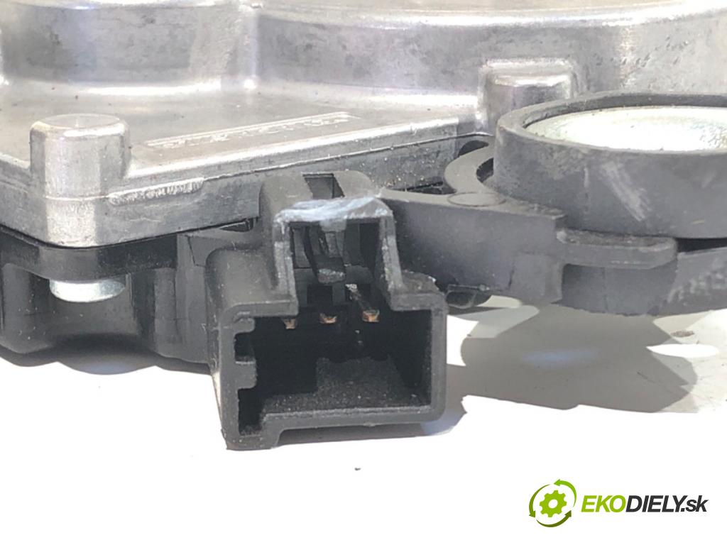 VOLVO V40 liftback 2015 88 kW D2 1969 Motor stieračov zad 390201884