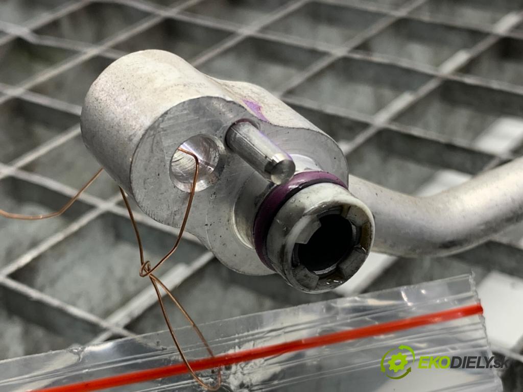 BMW F39 SUV 2019 103 kW sDrive 18 i 1499 rúrka klimatizácie 6832951 (Rúrka klimatizácie)