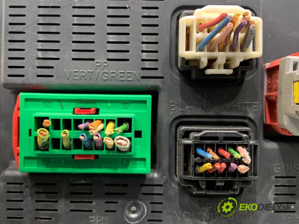 PEUGEOT 207 liftback 2007 80 kW 1.6 HDi 1560 modul BSI 9663798480 (Pojistková skříňka)