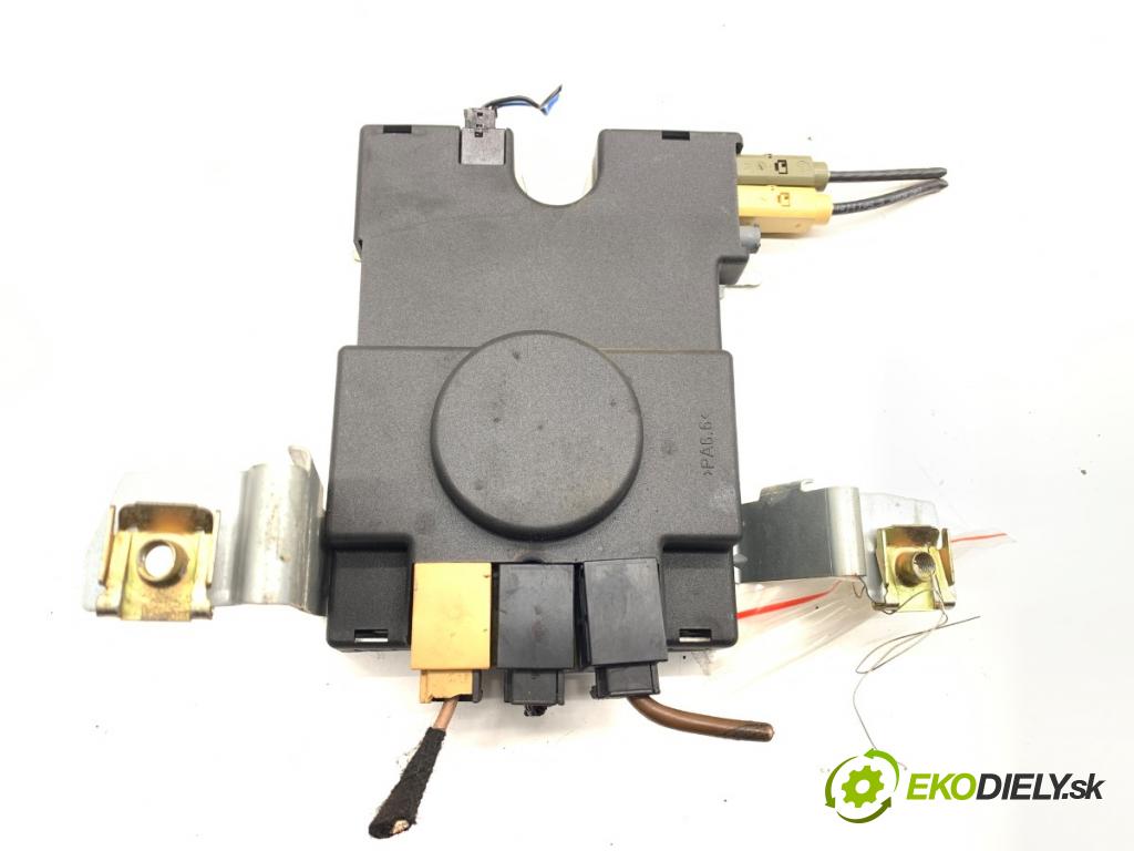 AUDI A3 8P liftback 2005 77 kW 1.9 TDI 1896 Zosilňovač Antenní: 8P3035225D (Zosilňovač)