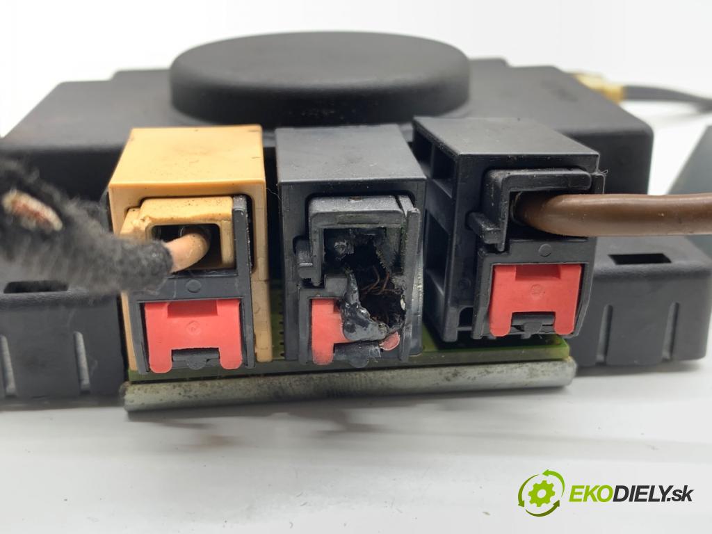 AUDI A3 8P liftback 2005 77 kW 1.9 TDI 1896 Zosilňovač Antenní: 8P3035225D (Zosilňovač)