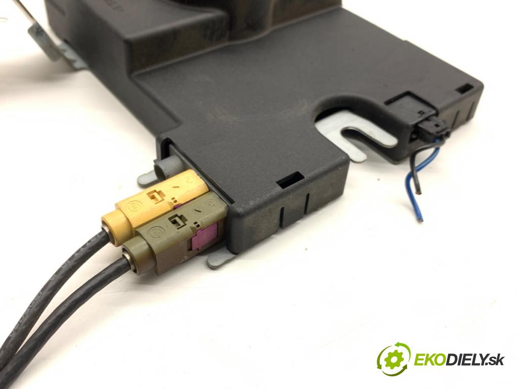 AUDI A3 8P liftback 2005 77 kW 1.9 TDI 1896 Zosilňovač Antenní: 8P3035225D (Zosilňovač)