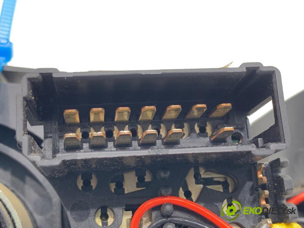 DACIA SANDERO liftback 2009 55 kW 1.4 (B30C, BS0C, BS0A, BS0G, BS1F, BS0E) 1390 Prepínač kombinovaný 8200792584 (Prepínacie páčky pod volantom)