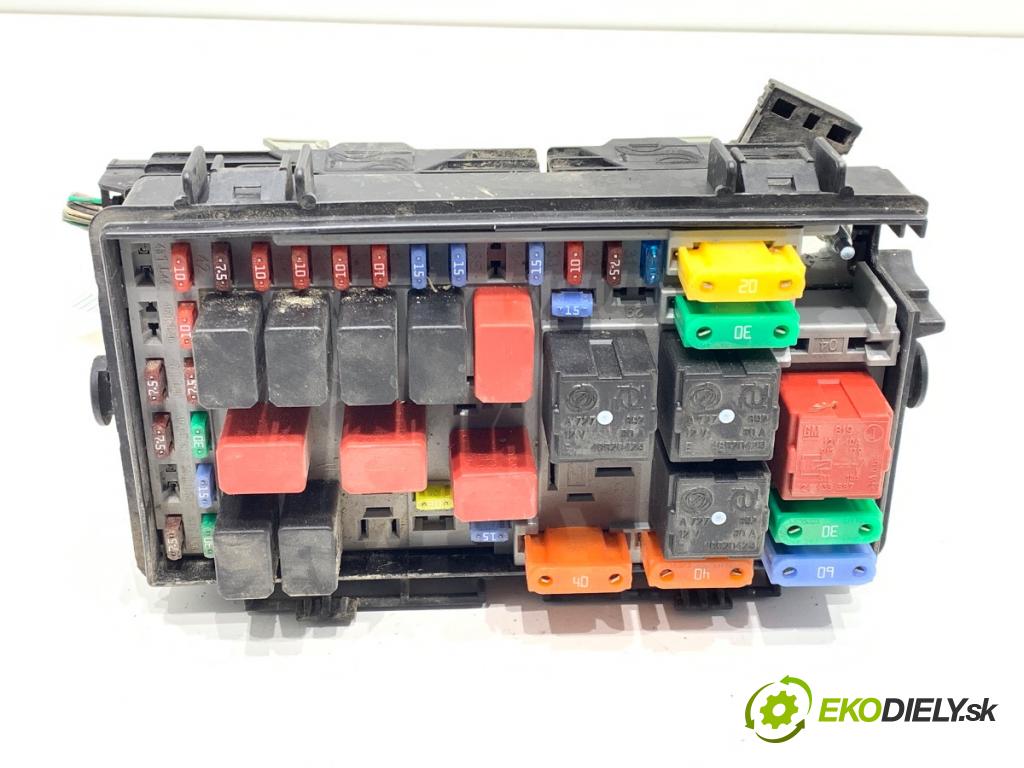 FIAT GRANDE PUNTO liftback 2006 57 kW 1.4 (199AXB11, 199AXB1A, 199BXB1A, 199AXL1A) 1368 skříňka poistková 51737884 (Pojistková skříňka)