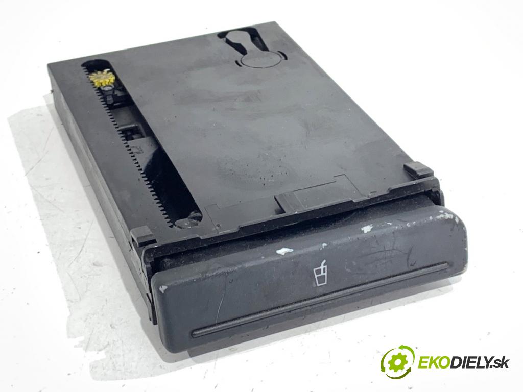 AUDI A4 B6 sedan 2003 132 kW 2.5 TDI quattro 2496 Držiak na nápoje  (Držiak (úchyt) na nápoje)