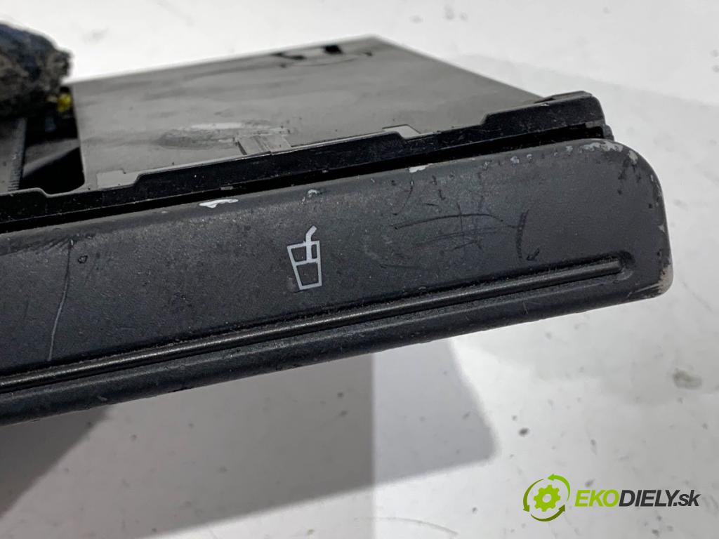 AUDI A4 B6 sedan 2003 132 kW 2.5 TDI quattro 2496 Držiak na nápoje  (Držiak (úchyt) na nápoje)