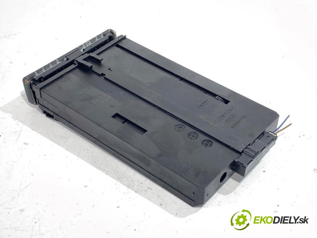 AUDI A4 B6 sedan 2003 132 kW 2.5 TDI quattro 2496 Držiak na nápoje  (Držiak (úchyt) na nápoje)