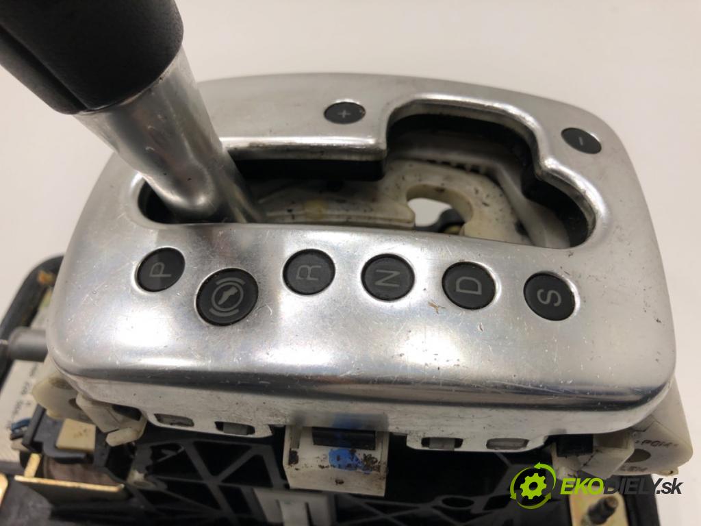 AUDI A4 B6 sedan 2003 132 kW 2.5 TDI quattro 2496 Kulisa 8E1713041H (Rýchlostná páka (kulisa))